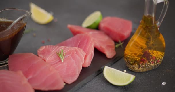 有机粉红生金枪鱼牛排上的石板和酱油或酱汁腌制肉汁船 Dci — 图库视频影像