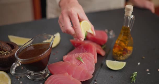 Limon Suyunu Organik Pembe Çiğ Ton Balığı Bifteğine Sıkan Bir — Stok video
