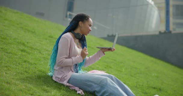 Genç Afrikalı Amerikalı Kız Öğrenci Serbest Çalışan Çimlerin Üzerinde Oturan — Stok video