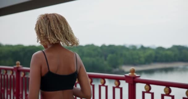 年轻的非洲裔美国女子跑步者在室外的城市桥上慢跑 — 图库视频影像