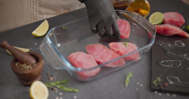 Vrouw Die Stukjes Organic Pink Raw Tuna Steak Een Glazen — Stockvideo