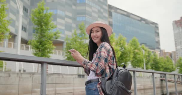 Ung Asiatisk Kvinna Klädd Avslappnade Kläder Med Ryggsäck Ryggen Promenader — Stockvideo