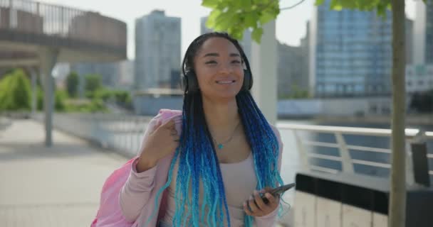 Joven Mujer Afroamericana Con Rastas Caminando Explorando Ciudad Escuchando Música — Vídeos de Stock