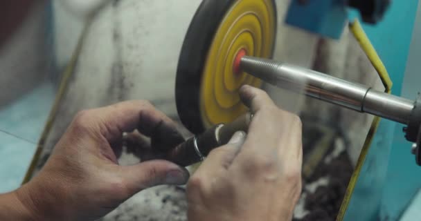 ジュエラーは研修会の作成プロセスの間にリングを磨きます — ストック動画