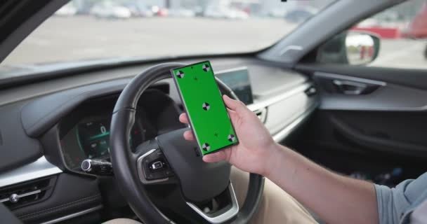 Hombre Sienta Coche Estacionamiento Celebración Teléfono Inteligente Con Pantalla Verde — Vídeos de Stock