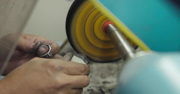Bijoutier Polit Une Bague Pendant Processus Fabrication Dans Atelier — Video