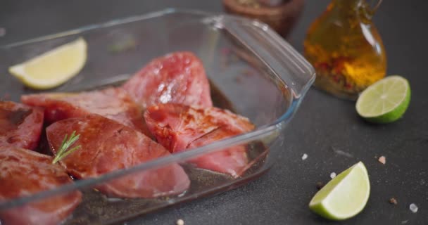 Organik Pembe Çiğ Ton Balığı Bifteği Nin Marine Edilmiş Parçalarını — Stok video