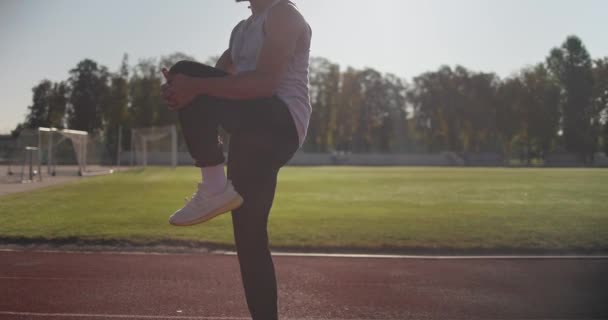 Молодой Африканский Американец Спортивной Одежде Растягивает Свои Суставы Стадионе Медлительность — стоковое видео