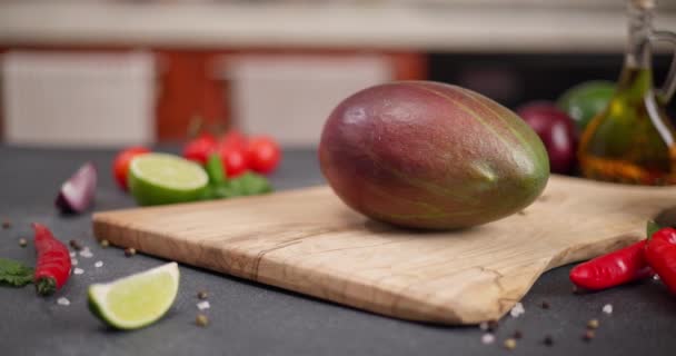 Reife Mangofrüchte Auf Einem Schneidebrett Der Heimischen Küche Dci — Stockvideo
