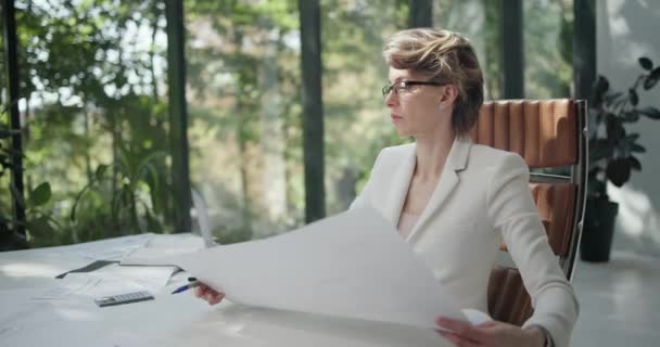 Een Jonge Vrouwelijke Architect Die Werkt Met Blauwdrukken Van Een — Stockvideo