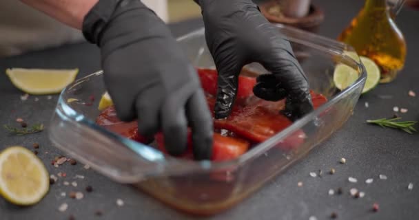 Dibumbui Potongan Organik Pink Raw Tuna Steak Dalam Piring Kaca — Stok Video