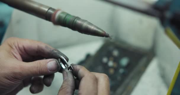 Juwelier Poliert Während Des Herstellungsprozesses Werkstatt Einen Ring — Stockvideo