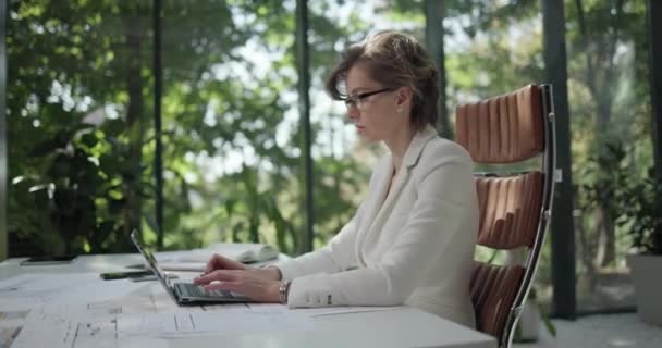 Mladá Běloška Nosí Brýle Pracující Notebookem Jasném Moderním Designu Obchodní — Stock video