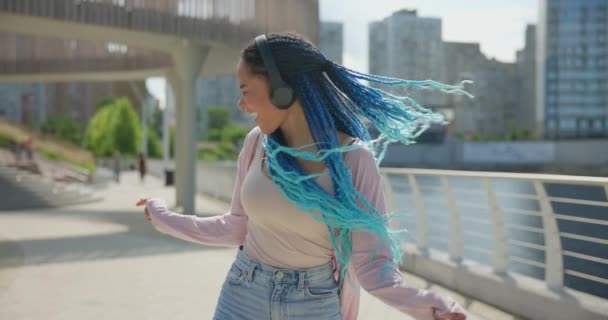 Młoda Afroamerykanka Dredami Spaceruje Odkrywa Miasto Słuchając Muzyki — Wideo stockowe