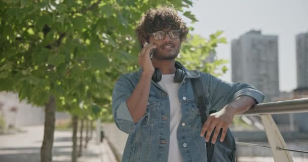 在阳光明媚的夏日 年轻的印度后进男学生在城市里散步 2X慢动作 — 图库视频影像