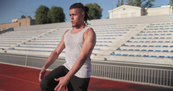 Νεαρός Αφροαμερικάνος Αθλητικά Απλώνει Τσιγαριλίκια Του Στο Στάδιο Αργή Κίνηση — Αρχείο Βίντεο