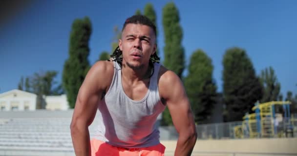 Afro Amerikan Atletik Genç Adam Dinleniyor Derin Derin Bir Nefes — Stok video