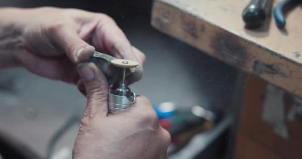 Κοσμηματοπωλείο Που Κάνει Στίλβωση Δίσκων Για Γυαλίσει Ένα Δαχτυλίδι Κατά — Αρχείο Βίντεο