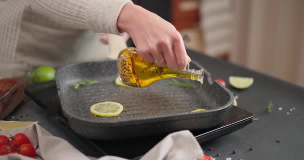 Die Langsame Bewegung Des Kochs Gießt Olivenöl Eine Grillpfanne Auf — Stockvideo