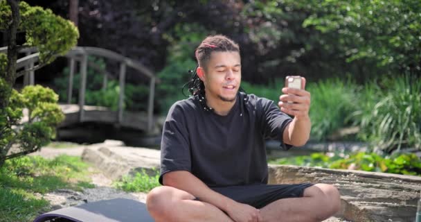Genç Afro Amerikan Maneviyatı Adamı Yoga Yapıyor Parkta Oturuyor Telefonda — Stok video