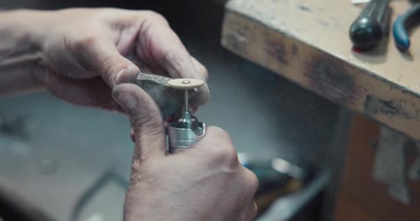 워크샵에서 프로세스를 만드는 반지를 연마하기 디스크를 연마하는 — 비디오