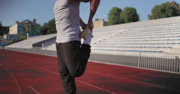 Mladý Afroameričan Sportovním Oblečení Natahuje Klouby Stadionu Zpomalený Pohyb — Stock video