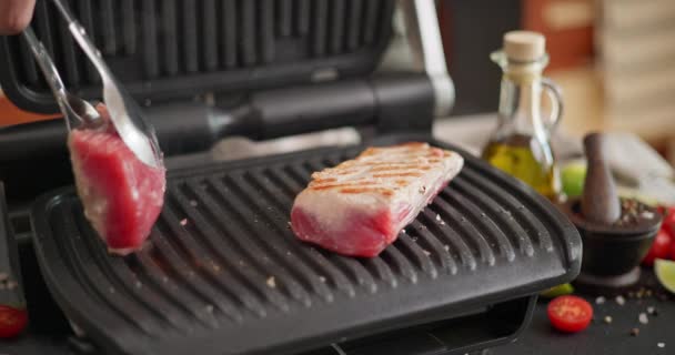 Deux Morceaux Steak Thon Grillé Sur Gril Électrique Cuisine Domestique — Video