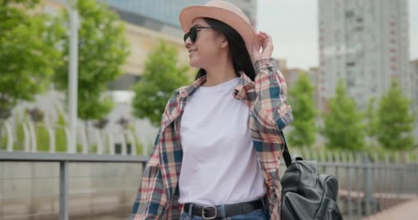 Jonge Aziatische Vrouw Dragen Casual Kleding Met Rugzak Rug Lopen — Stockvideo