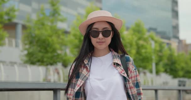 Jonge Aziatische Vrouw Dragen Casual Kleding Met Rugzak Rug Lopen — Stockvideo