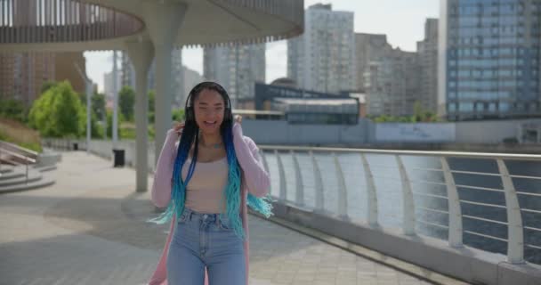 Joven Mujer Afroamericana Con Rastas Caminando Explorando Ciudad Escuchando Música — Vídeo de stock