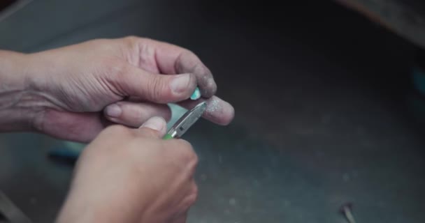 Šperkař Procesy Splitted Shazovat Modrý Křemen Drahokam Bradavkami Klenotnictví Dílny — Stock video