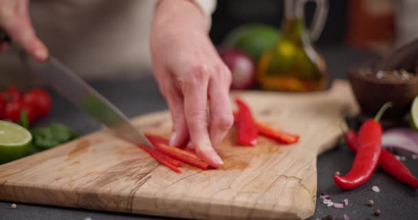 Женщина Режет Красный Острый Перец Чили Деревянной Доске Домашней Кухне — стоковое видео