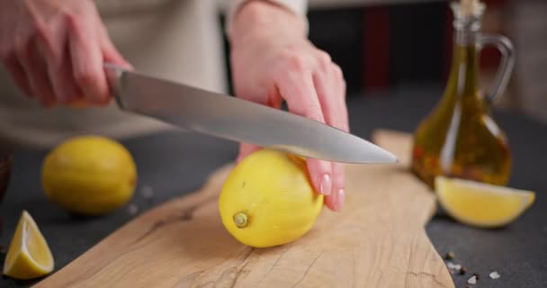 Kvinna Skära Citron Med Kniv Trä Skärbräda Hushållskök — Stockvideo