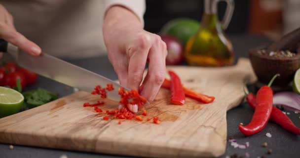 Mujer Cortando Chile Rojo Picante Una Tabla Cortar Madera Cocina — Vídeos de Stock