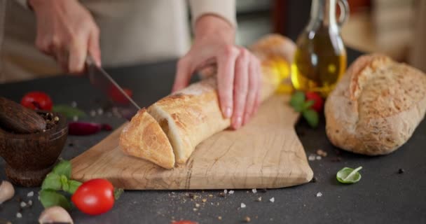 Жінка Нарізає Багетний Хліб Дерев Яній Обробній Дошці Домашній Кухні — стокове відео