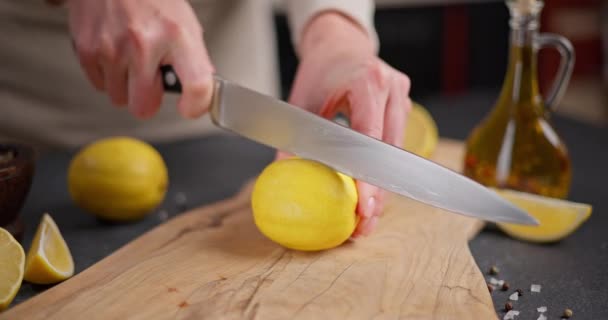 Mulher Cortando Limão Com Uma Faca Uma Placa Corte Madeira — Vídeo de Stock