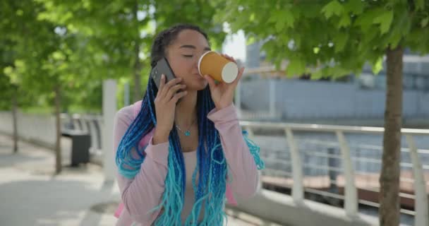 若いアフリカ系アメリカ人女性 恐ろしいロック 街を歩いて電話で話す — ストック動画