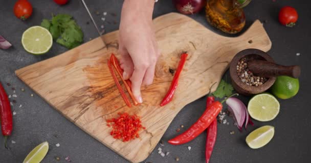 Kobieta Krojąca Czerwoną Paprykę Chili Drewnianej Desce Krojenia Domowej Kuchni — Wideo stockowe