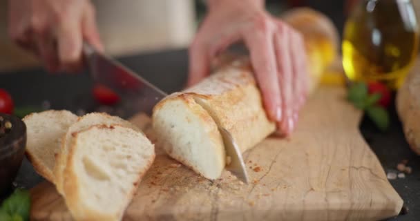 Žena Krájí Bagetový Chléb Dřevěné Řezací Desce Domácí Kuchyni Zblízka — Stock video