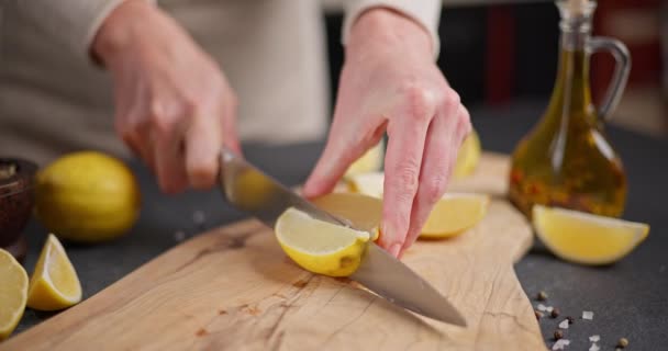Mulher Cortando Limão Com Uma Faca Uma Placa Corte Madeira — Vídeo de Stock
