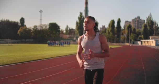 Młody Afrykański Biegacz Biegający Stadionie Zwolnione Tempo — Wideo stockowe