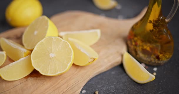 Gesneden Citroenfruit Een Houten Snijplank Huiselijke Keuken Dci — Stockvideo