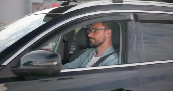 Genç Beyaz Bir Adam Otoparktaki Bir Arabada Oturur Açık Bir — Stok video