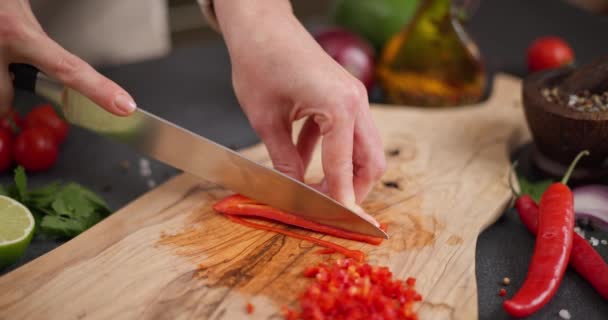 Mujer Cortando Chile Rojo Picante Una Tabla Cortar Madera Cocina — Vídeos de Stock