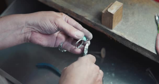 Κοσμηματοπώλης Στη Διαδικασία Κατασκευής Χειροποίητων Δαχτυλιδιών Κοσμημάτων Από Χαλαζία Στο — Αρχείο Βίντεο