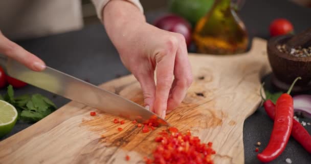 Egy Aki Csípős Chilis Paprikát Vág Egy Fából Készült Vágódeszkán — Stock videók