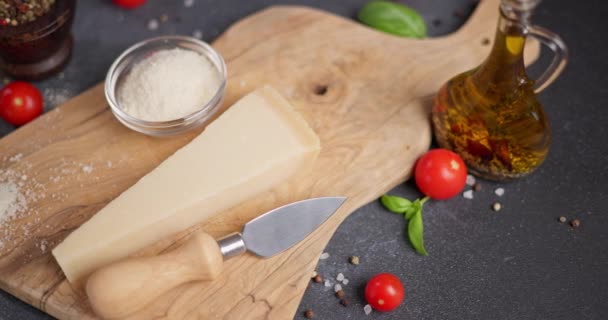 伝統的なイタリアのパルメザン ハードチーズは 国内のキッチンで木製の切断板にあります Dciについて — ストック動画