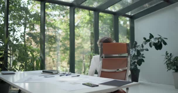 Mladá Běloška Obchodní Žena Pracovník Sedí Kanceláři Židle Poté Dokončil — Stock video