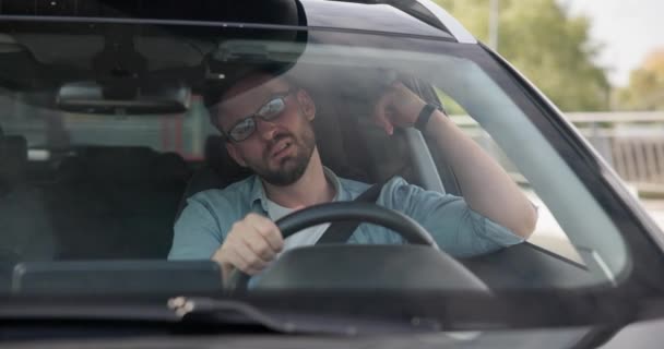 一个愤怒的人在塞车中坐在车里 怒气冲冲地不耐烦和恼怒地摆着姿势 Dci — 图库视频影像