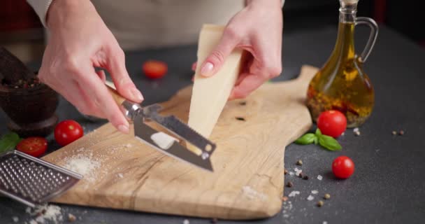 Geleneksel Talyan Parmesan Peynirini Dilimleyen Kadın Yerli Mutfağın Ahşap Kesim — Stok video